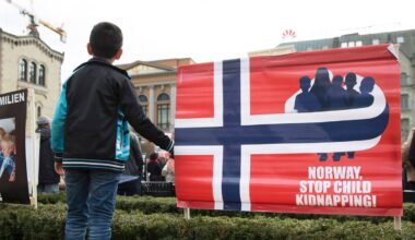 en person som står på et togskinne