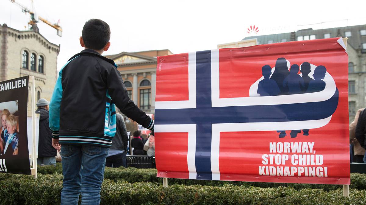 en person som står på et togskinne