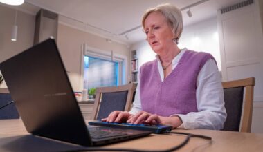 Birgit Risholt, tidligere forsker ved Sintef jobber på laptopen