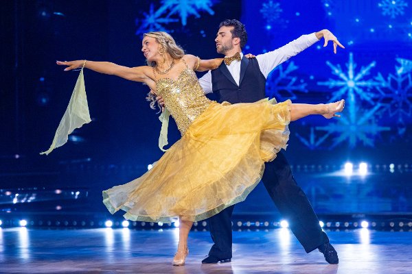 Tiril Eckhoff og Santino Mirenna opptrer under generalprøven til program 8 av Skal vi danse 2025.
Foto: Thomas Andersen / TV 2