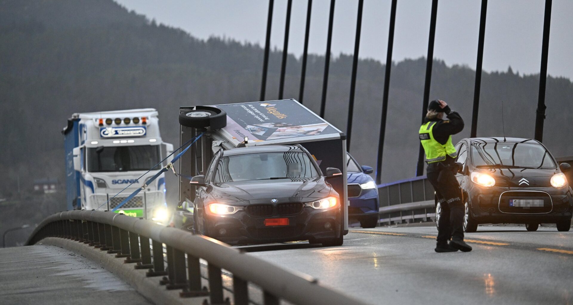 Nyheter, Politi | Nordhordlandsbroen: – Henger har veltet