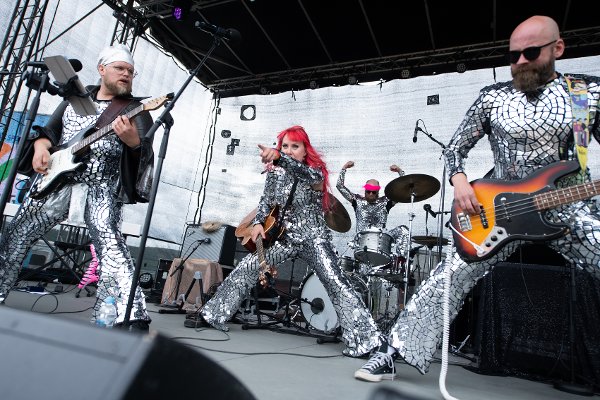DINOSAUS: Heidi Solheim kjører show med Dinosaus. Her sammen med Torje Åsali Jenssen på gitar, Roger Tunheim Jakobsen på trommer og Rudi Nikolaisen på bass. 