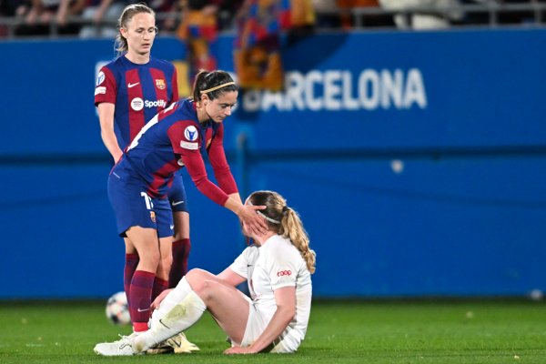 UEFA Womens Champions League, kvartfinale Barcelona - Brann på Johan Cruyff stadion i Barcelona.
Etter kamp ble Signe Gaupset trøstet av Gullballen vinner Aitana Bonmati