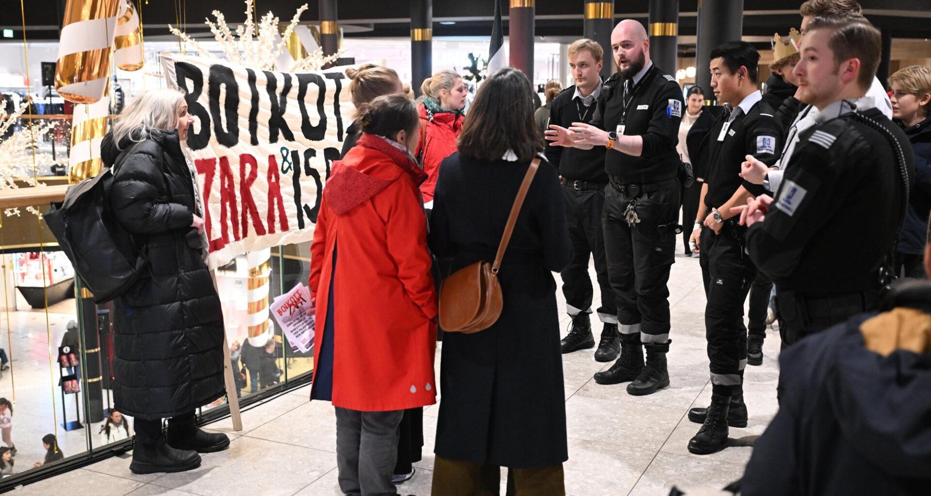 Nyheter, Zara | Her blir Zara-demonstranter kastet ut av Lagunen - Bergensavisen