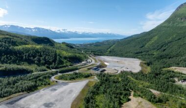 en svingete vei gjennom en dal