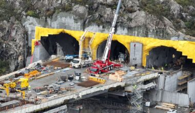 I går mottok forsvarssjef Eirik Kristoffersen den ukraiske presidentens fortjenestemedalje av Ukrainas ambassadør til Norge, Oleksiy Petrovych Gavrysh. Det skjedde under en boklansering der forsvarssjefen var på scenen sammen med sin bror og medforfatter Frode Kristoffersen.