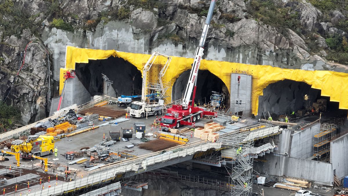 I går mottok forsvarssjef Eirik Kristoffersen den ukraiske presidentens fortjenestemedalje av Ukrainas ambassadør til Norge, Oleksiy Petrovych Gavrysh. Det skjedde under en boklansering der forsvarssjefen var på scenen sammen med sin bror og medforfatter Frode Kristoffersen.