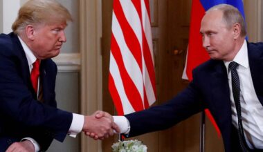 en person som håndhilser på en annen mann