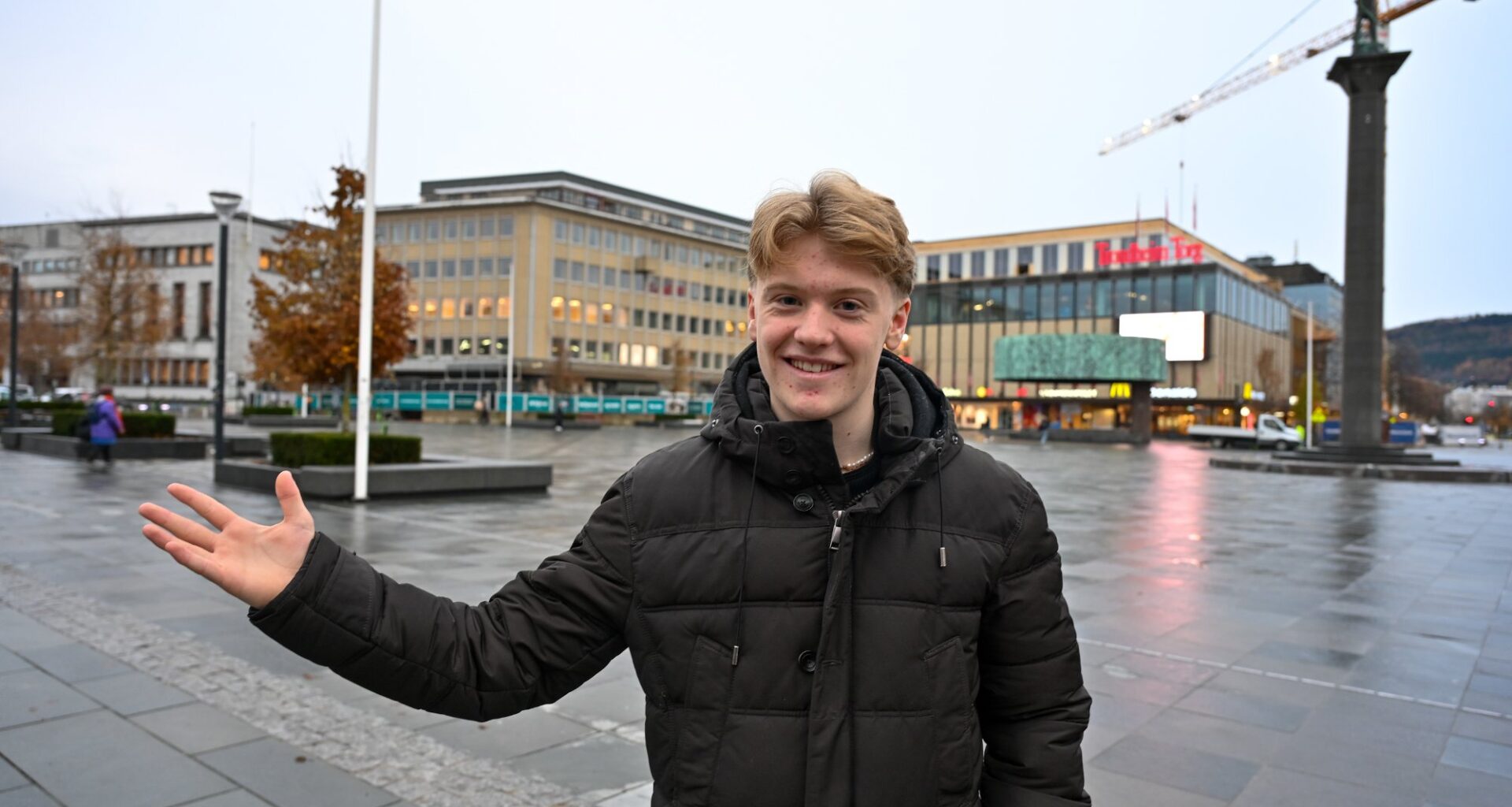 Skuespill, Teater | Emilian (18) er drømmeprinsen på Torget: – Det er dette jeg vil drive med