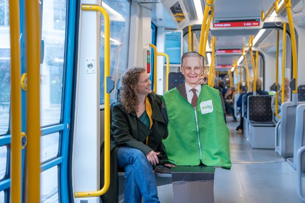 Oslo 20250827. 
Ingrid Liland i MDG kjører trikk i Oslo med en pappfigur av statsminister Jonas Gahr Støre.
Foto: Heiko Junge / NTB