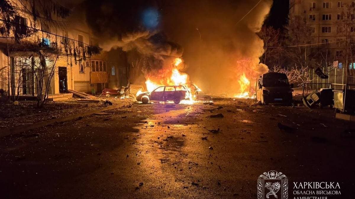 Fra nattens angrep i byen Kharkiv i Ukraina