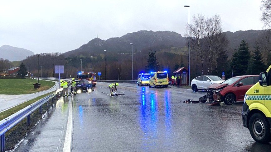 E39, Helgetrafikk | Tre personer til sykehus etter smell på E39: – Store skader