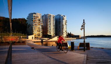 en person som sykler på bryggeved siden av et vann