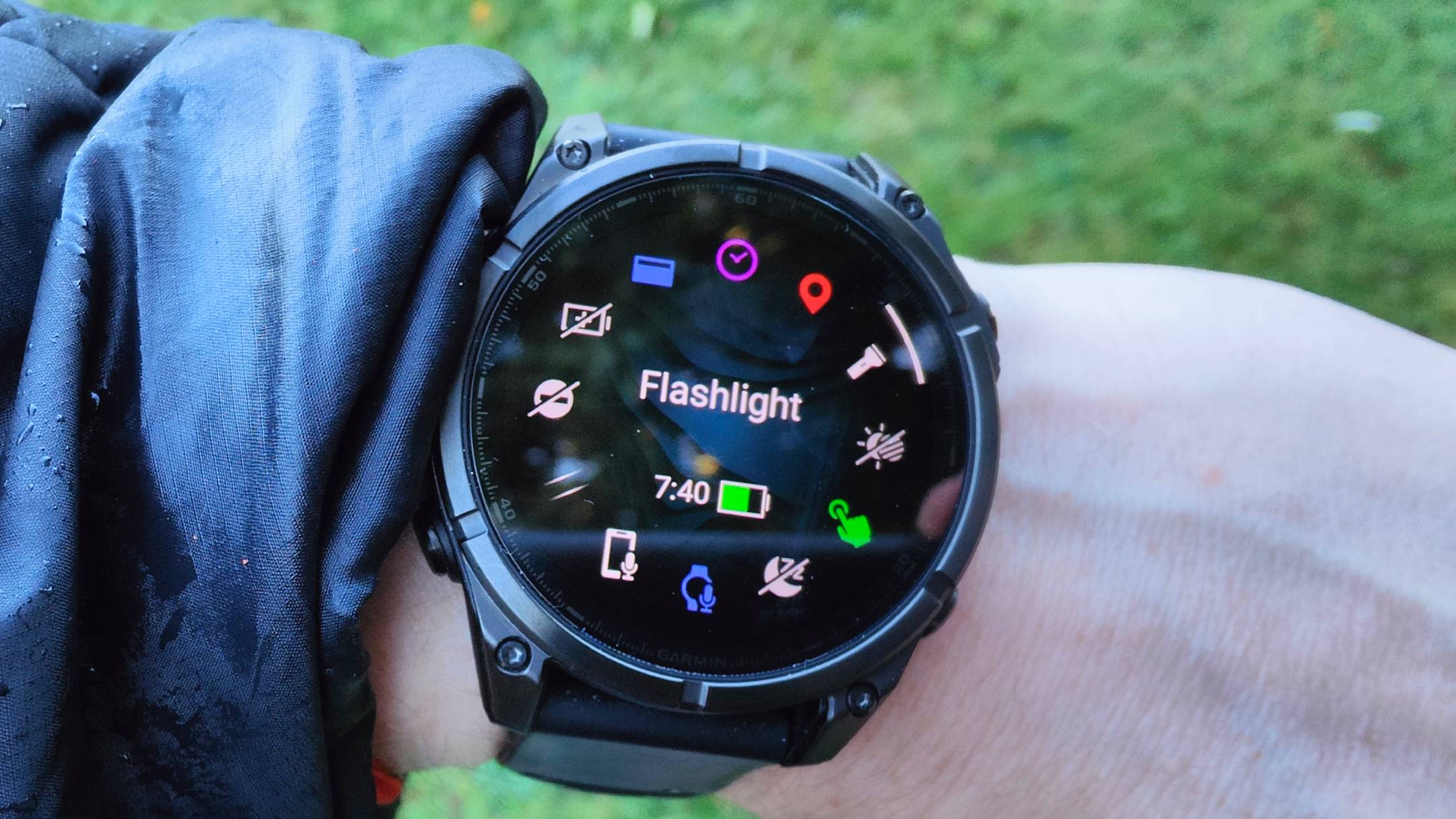 Garmin Fenix 8 AMOLED rundt et h&aring;ndledd.