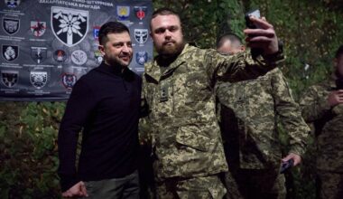 To personer tar en selfie sammen under et militært arrangement.