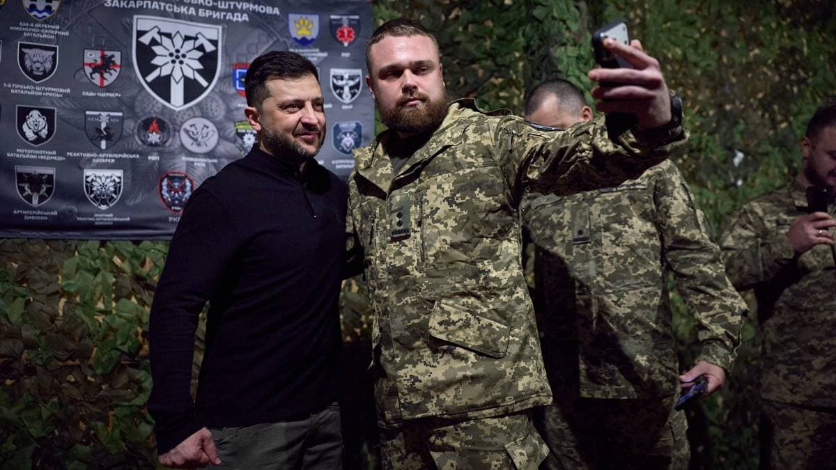 To personer tar en selfie sammen under et militært arrangement.