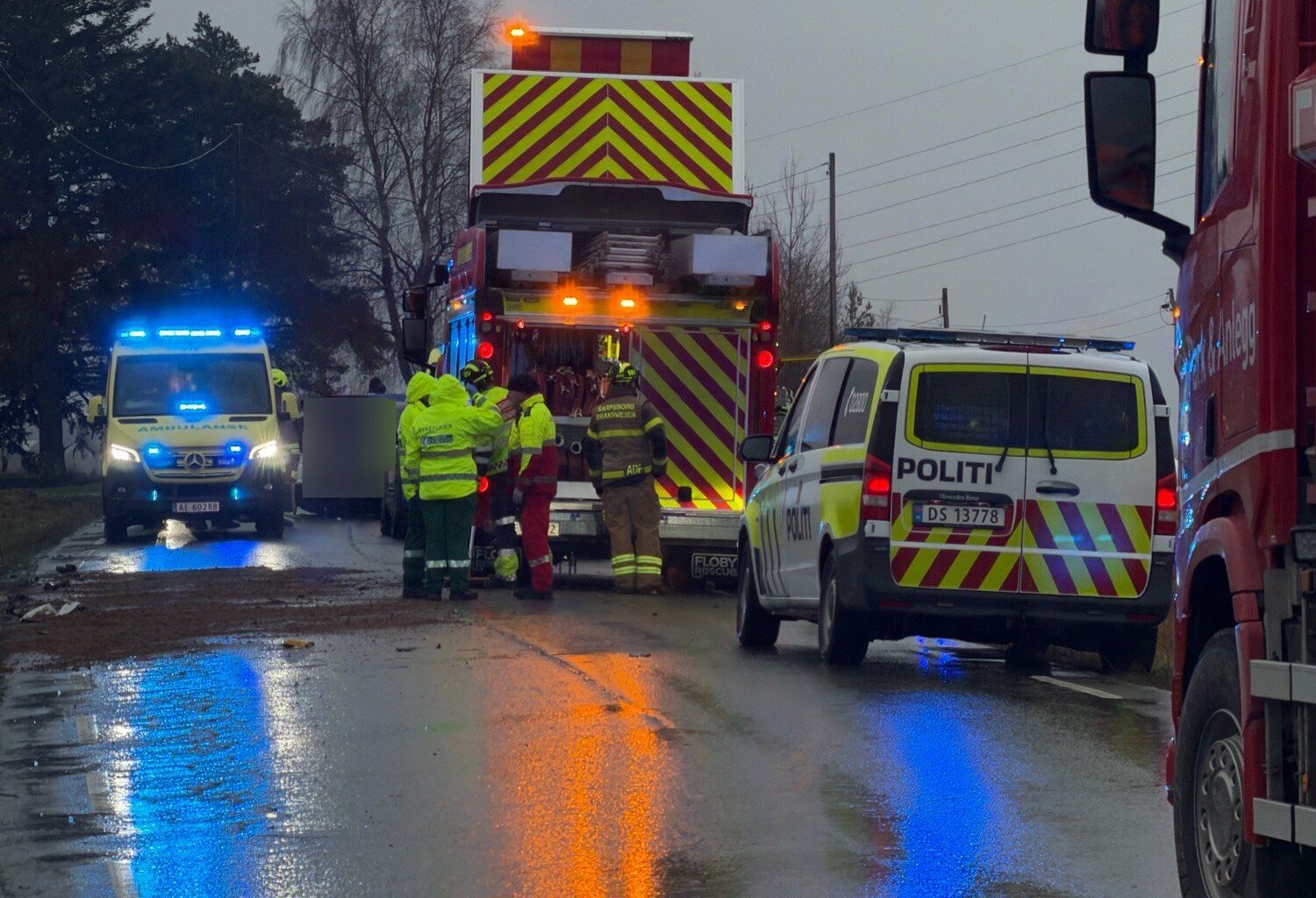 Ulykker, Nyhet | Personbil traff lastebil i siden – én person fløyet til sykehus