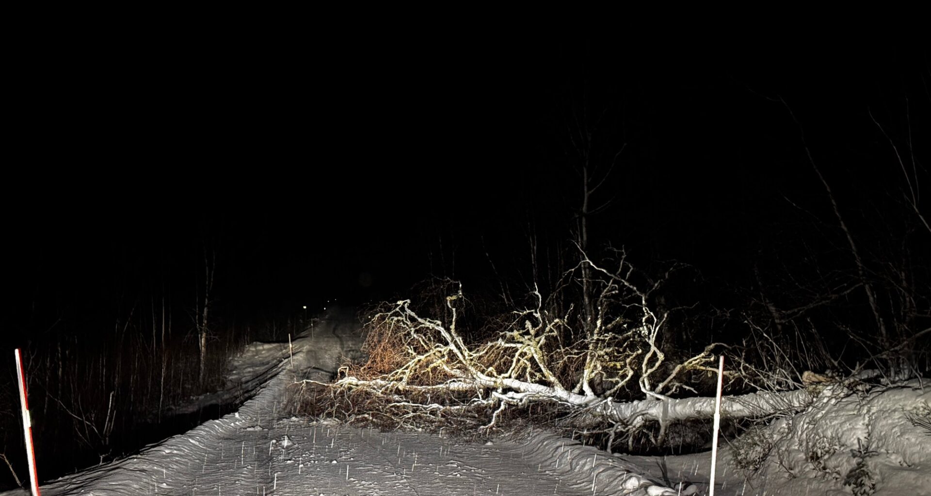 Uvær, Vågan | Tre velta over fylkesvei