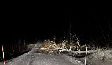 Uvær, Vågan | Tre velta over fylkesvei