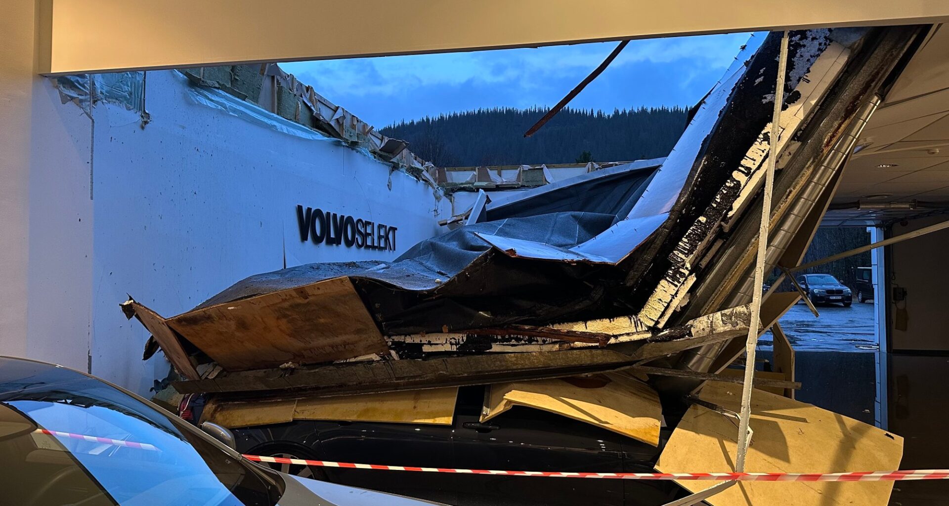 Lokalt næringsliv, Nyheter | Store skader på Bil i Nord etter at deler av taket kollapset i natt. – Vi holder fortsatt åpent