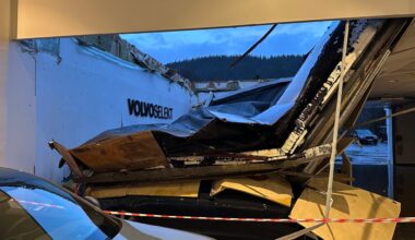 Lokalt næringsliv, Nyheter | Store skader på Bil i Nord etter at deler av taket kollapset i natt. – Vi holder fortsatt åpent