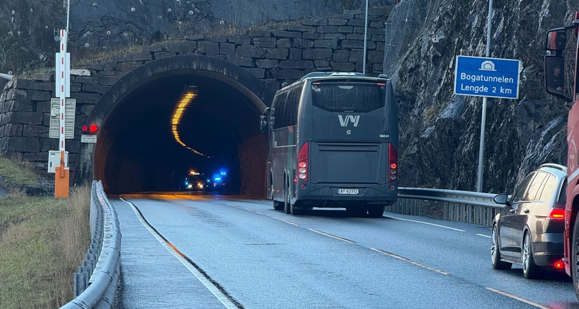 E16, Trafikk | Trafikkulykke i Vaksdal: – Kjørte i tunnelveggen