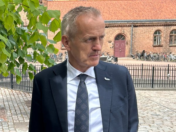 Orkla på vei ut fra statsministerens kontor