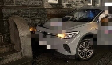 Hendelser, Jernbanestasjonen | Bil kjørte inn i jernbanestasjonen