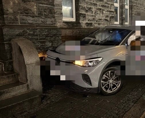 Hendelser, Jernbanestasjonen | Bil kjørte inn i jernbanestasjonen