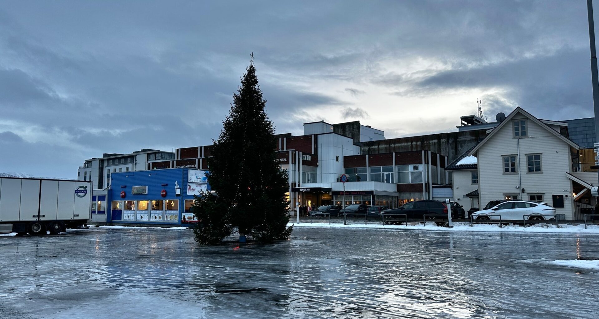 Sortland, Vær | Uværet får flere konsekvenser: Utsetter julegrantenninga