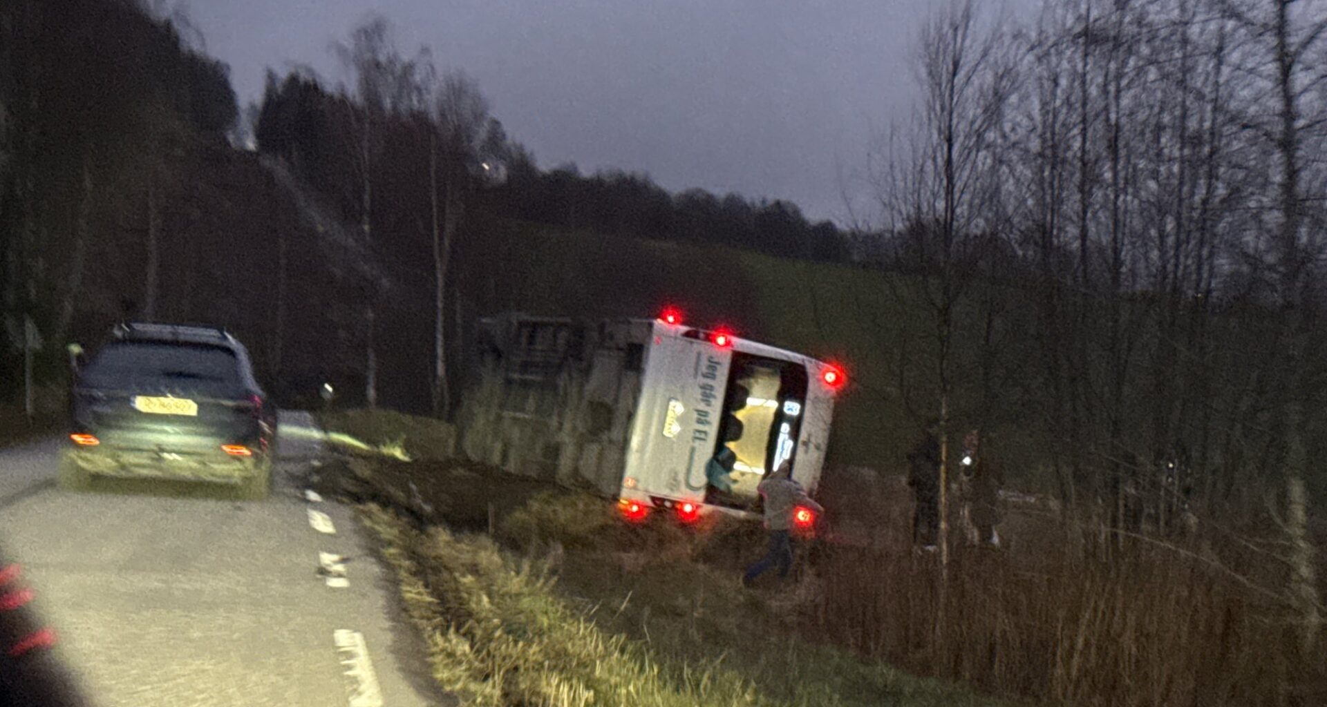 Ulykker og hendelser, Vingnes | Buss med skoleelever veltet