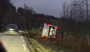 Ulykker og hendelser, Vingnes | Buss med skoleelever veltet