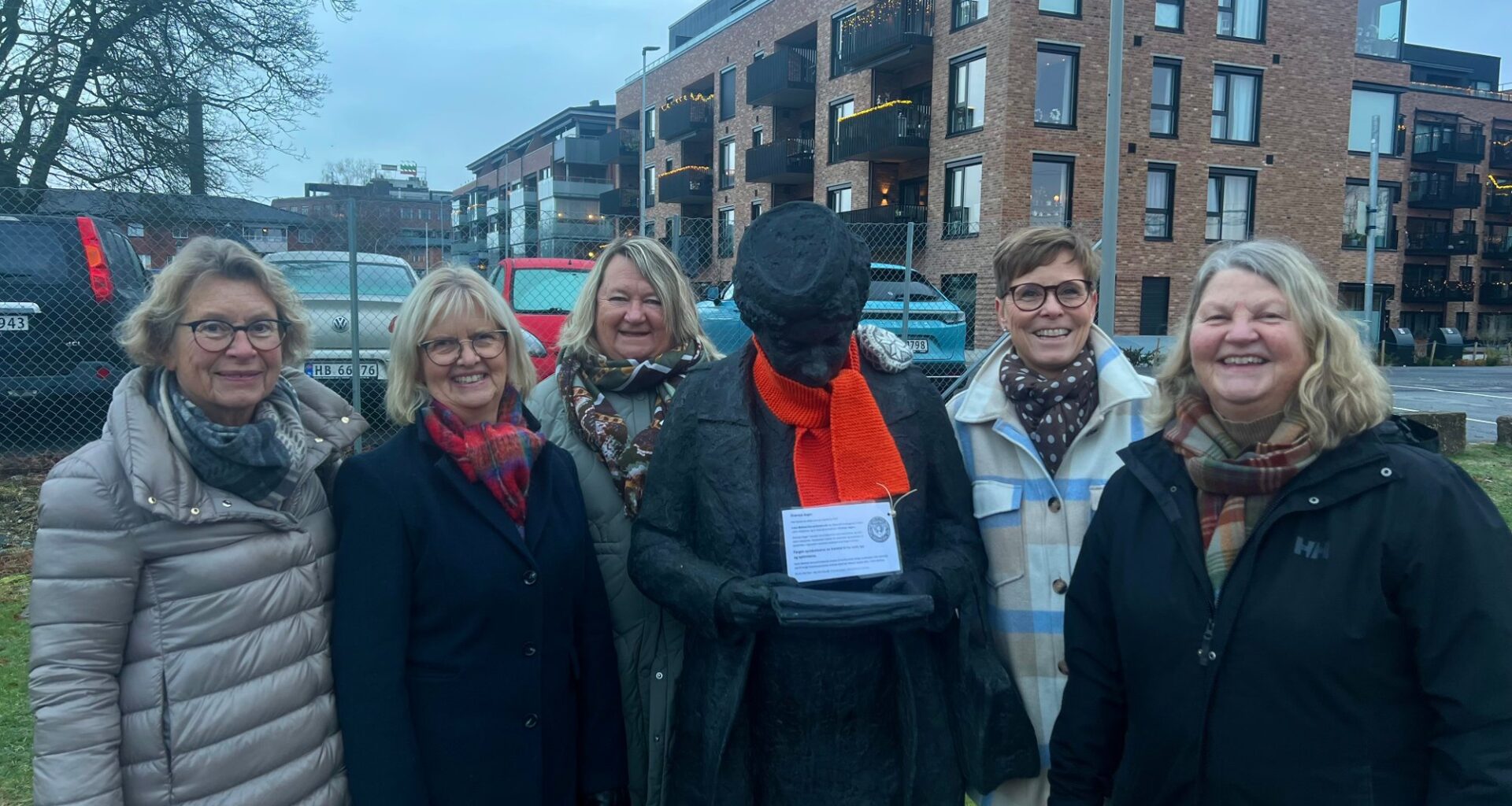 Askim, Mysen | Henger opp oransje skjerf i Askim og Mysen – i dag starter en 16 dagers lang kampanje