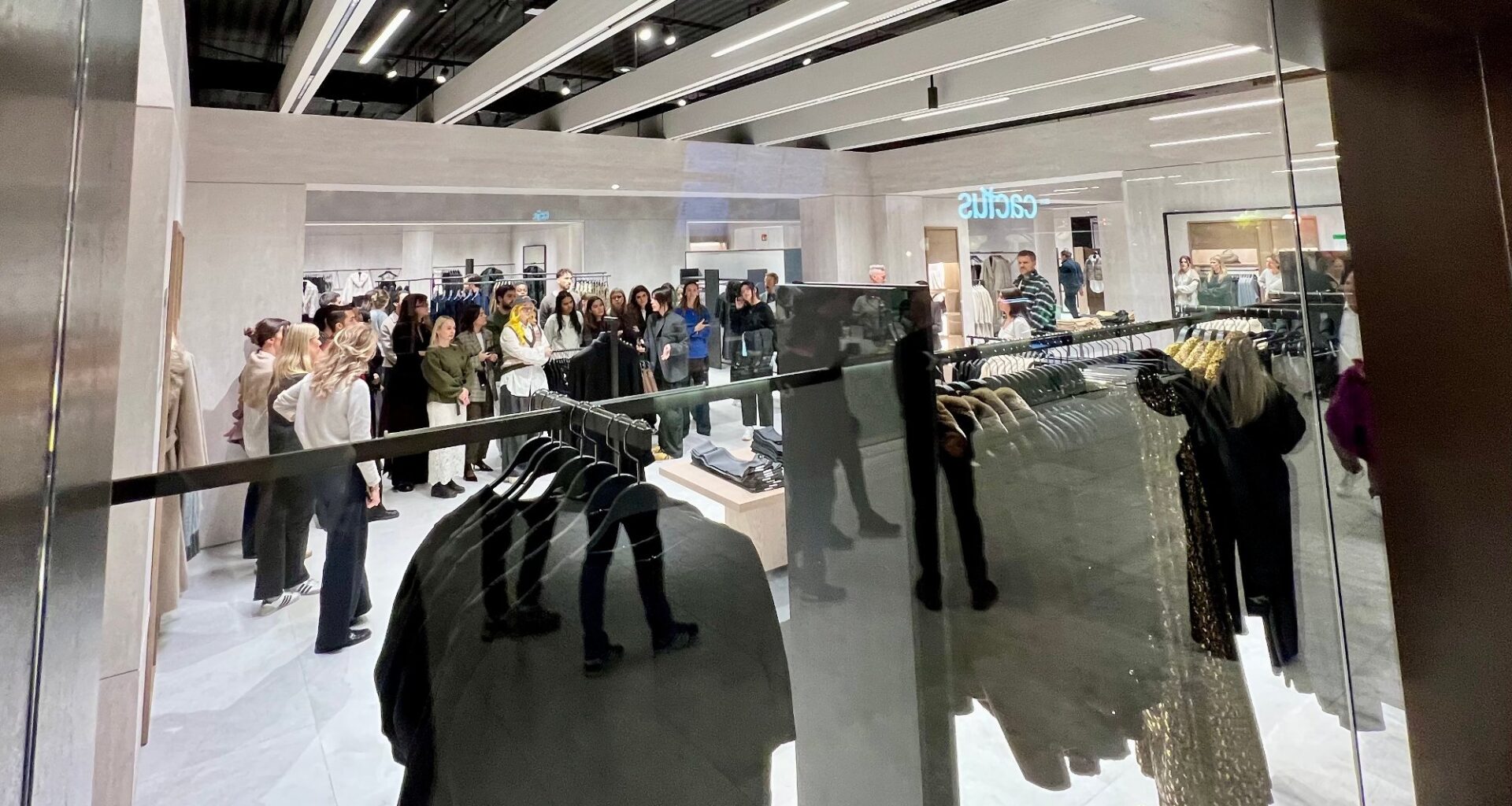 Zara hylles og slaktes: – De samme kjedelige klærne og det samme tåpelige konseptet - Bergensavisen