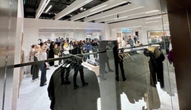 Zara hylles og slaktes: – De samme kjedelige klærne og det samme tåpelige konseptet - Bergensavisen