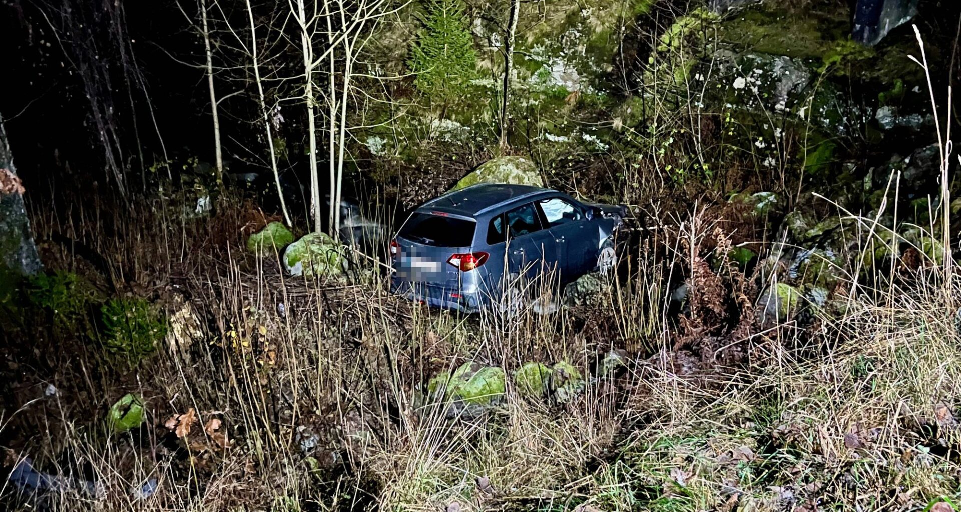 Trafikk, Ulykke | Kjørte ned skråning og havnet i en bekk
