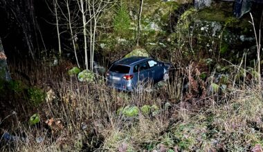 Trafikk, Ulykke | Kjørte ned skråning og havnet i en bekk