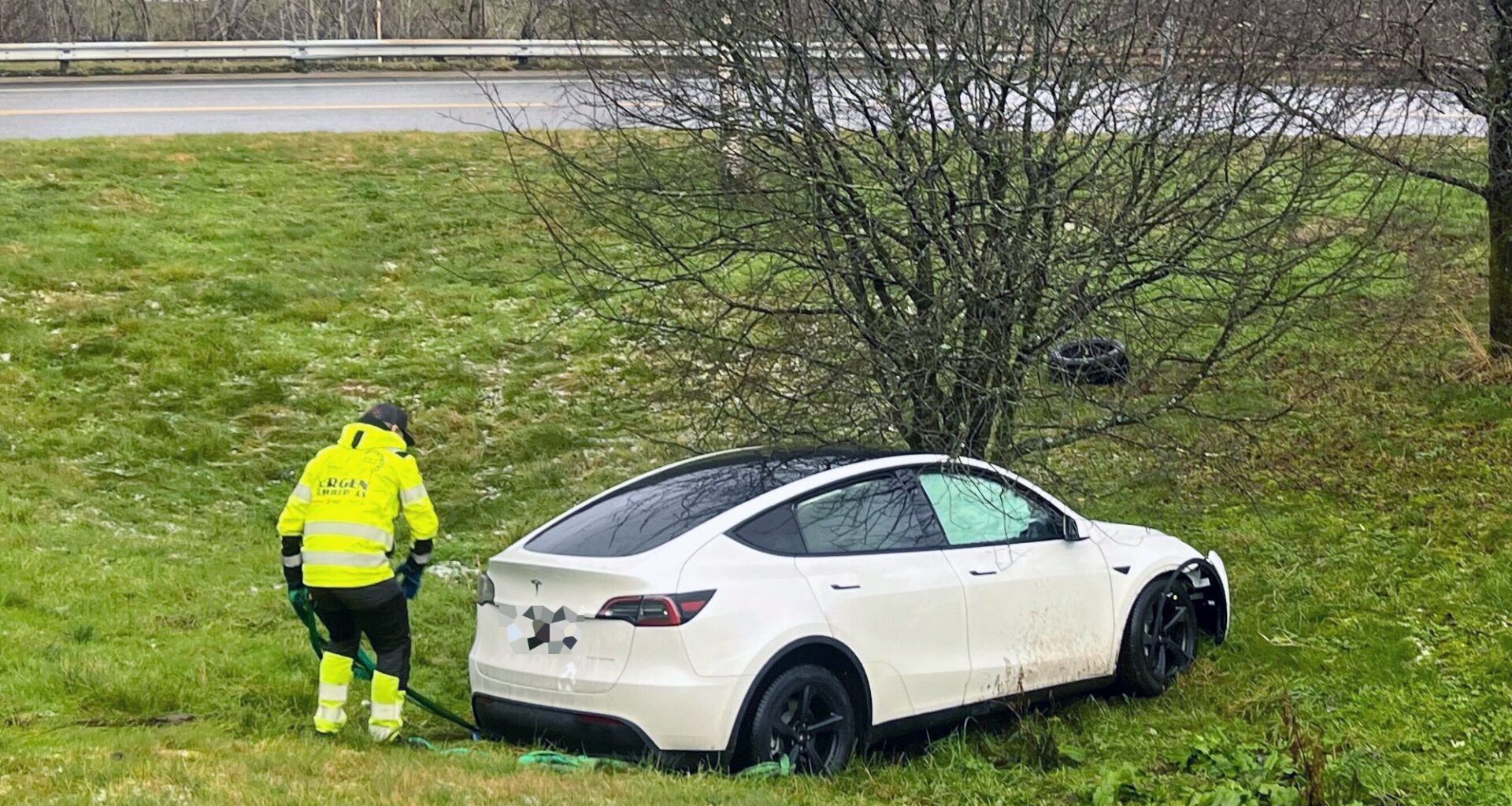 Trafikk, Arna | Trafikkulykke i Indre Arna: – Bil havnet utpå jorde