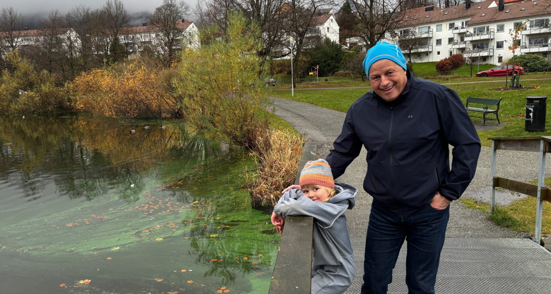 Nyheter, Politi | Brannvesenet: Renner grønn væske i Tveitevannet