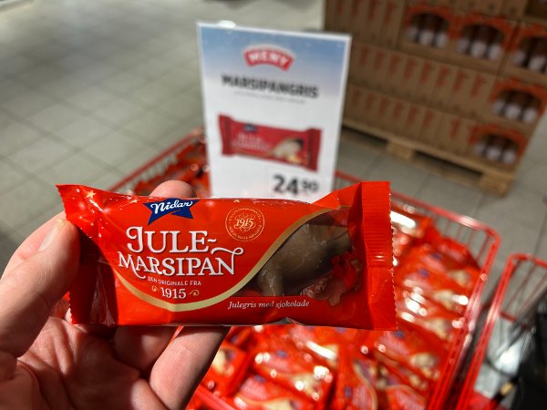 Nidar marsipangris i butikk