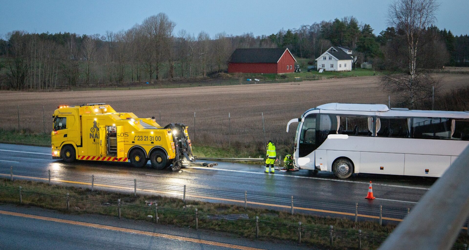 E6, Moss | Lange køer etter bussulykke på E6: – Sjåfør innrømmer å ha sovnet