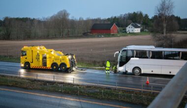 E6, Moss | Lange køer etter bussulykke på E6: – Sjåfør innrømmer å ha sovnet