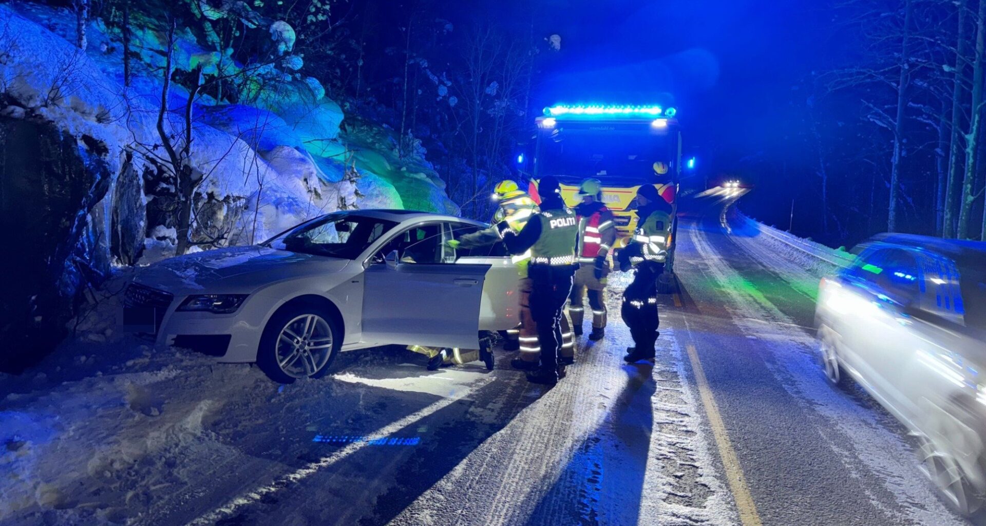 Alta, Trafikk | Bil kjørte i fjellvegg: – Én fraktet bort med ambulanse - iFinnmark