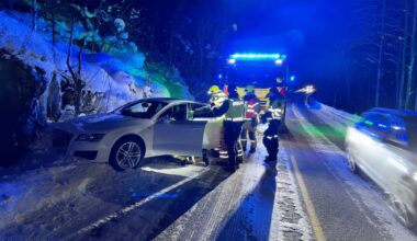 Alta, Trafikk | Bil kjørte i fjellvegg: – Én fraktet bort med ambulanse - iFinnmark