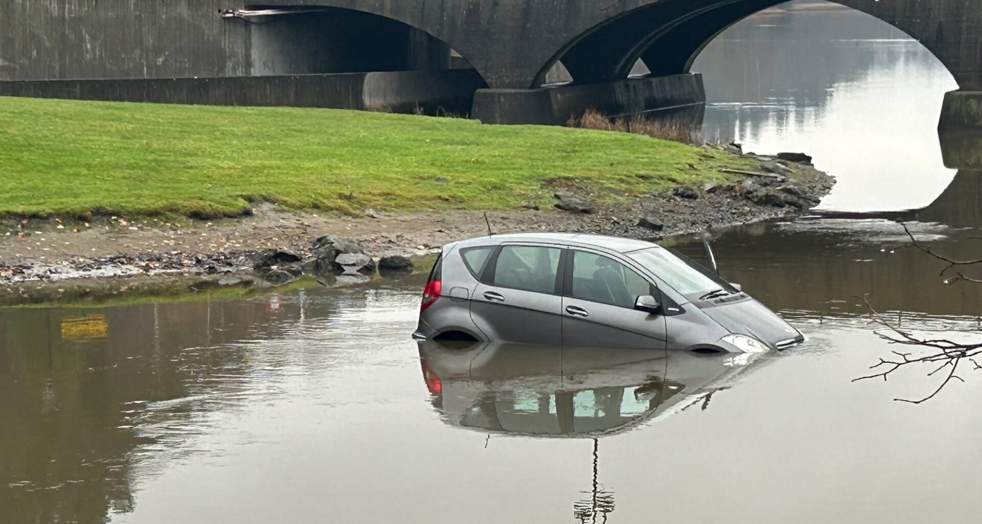 Sandvika, Ulykker og hendelser | Bil havnet i elv: Sjåføren fratatt førerkortet