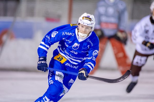 Sarpsborgs spiller Iver Nyøygard Dilling under NM kampen i bandy mellom SBK og Mjøndalen.
