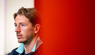 en mann som ser på noe