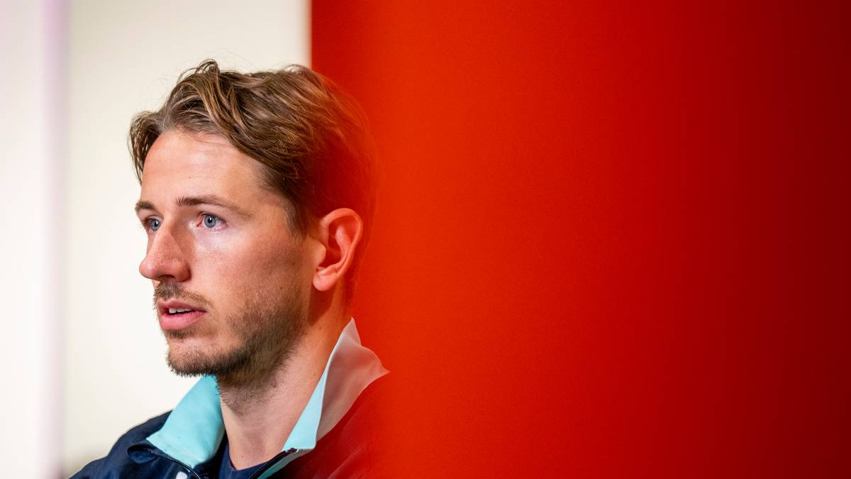 en mann som ser på noe