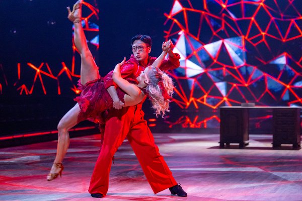 Danby Choi og Norunn Ringvoll opptrer under generalprøven til program 8 av Skal vi danse 2025.
Foto: Thomas Andersen / TV 2