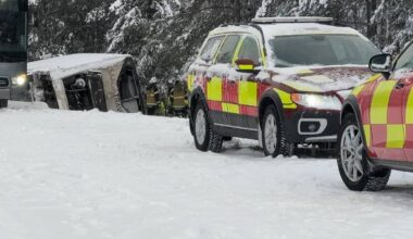 Buss som har veltet i en veikant